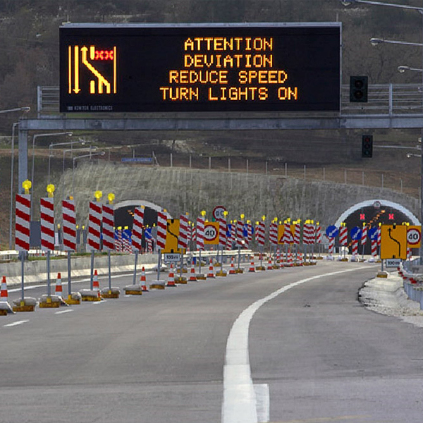 Highway Traffic Variable Message Sign with 3906 dot/m2 Pixel Density ...